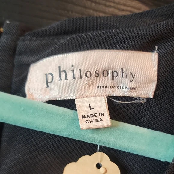 Elegant Black Sleeveless Dress - Picture 2 of 3